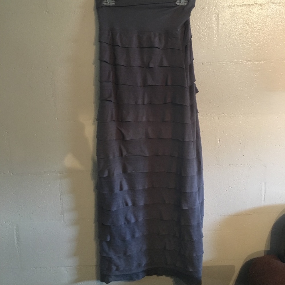 grey ruffled skirt